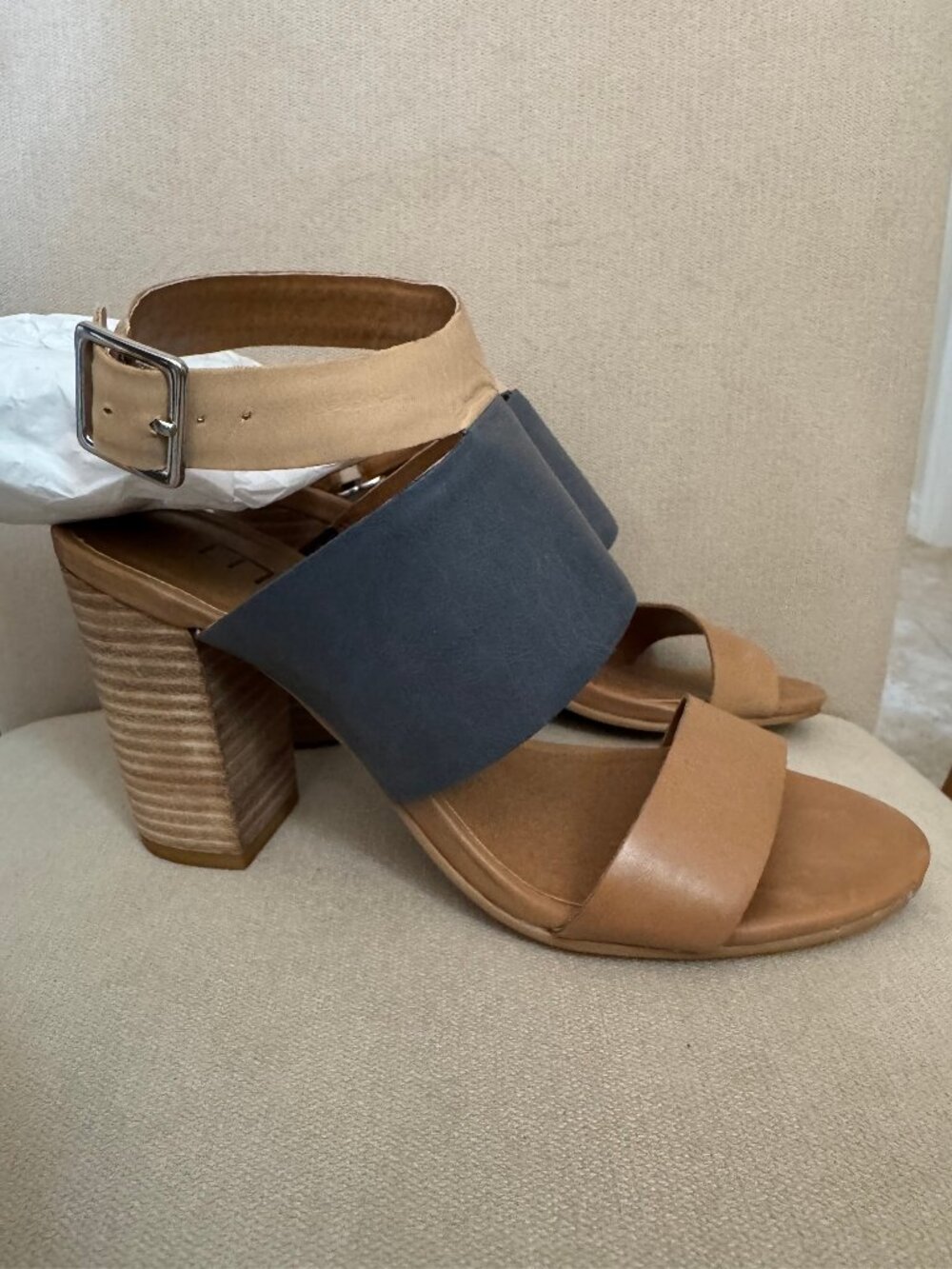 Moda Stacked Block Heel 3.5” Blue and Tan Strappy  Sandal 6